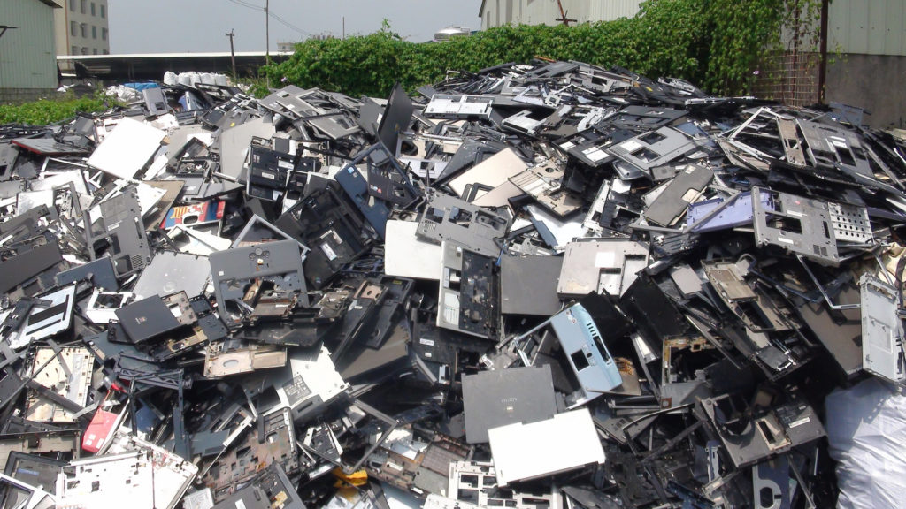 中國貴嶼鎮的電子垃圾處理場看到了堆積如山的筆電垃圾山，當今人們回收電子產品的效率仍不高